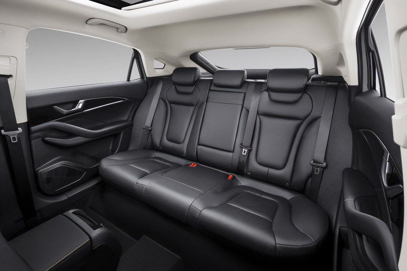 Просторный задний ряд сидений FAW Bestune B70 NEW Просторный задний ряд сидений FAW Bestune B70 NEW