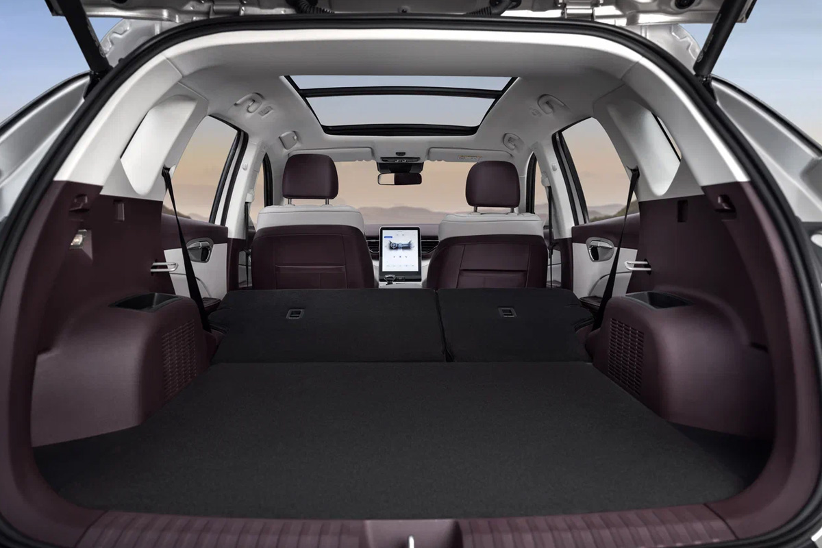 Вместительный багажник FAW Bestune T90 Вместительный багажник FAW Bestune T90